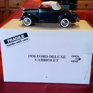 1:24 scale 1936 FordnDelux Cabriolet Convertible diecast car.